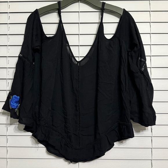🛍️American Eagle outfitters embroidered cold shoulder top Size M excellent - Picture 3 of 9